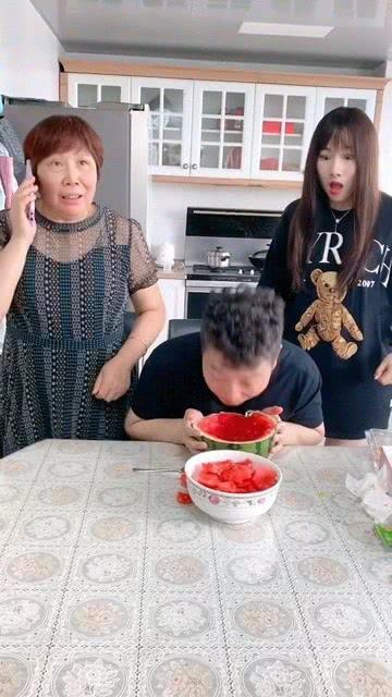 梦见给婆婆吃瓜,瓜果飘香，婆媳情深