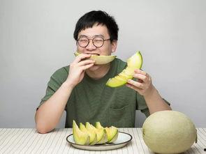 带着同事吃瓜,与同事共享的欢乐时光