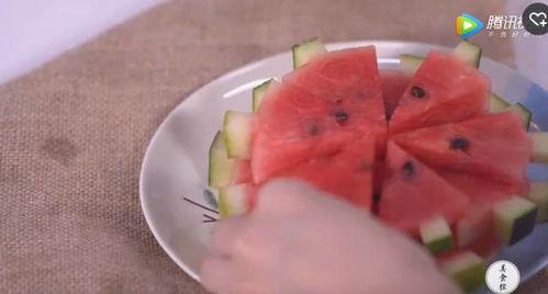手扒吃瓜,品味夏日清凉时光