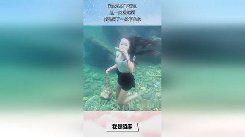 美女在水里吃瓜,夏日清凉一幕