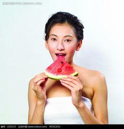 美女街边吃瓜图片,美女共享夏日悠闲时光